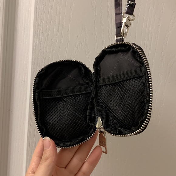 Steve Madden Black / Grey / Silver Headphones / Airpod’s Pouch / Case - Picture 6 of 9